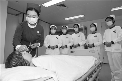 中部战区总医院中西医结合科护士长、主管护师李瑛——尽职担当的护理巾帼