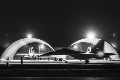 夜战长空——空军航空兵某团开展夜间飞行训练影像