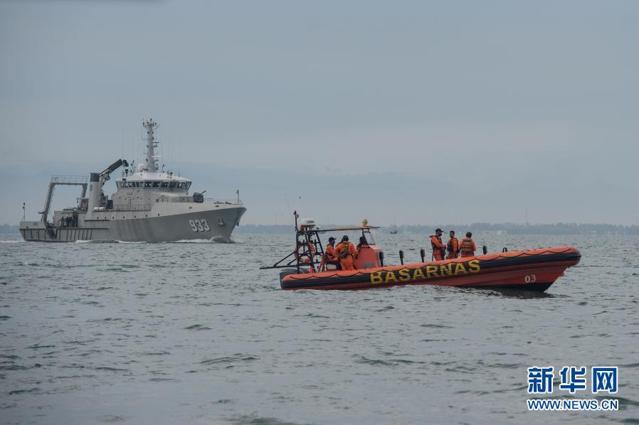 印尼搜救人员打捞起失事客机部分遇难者遗体