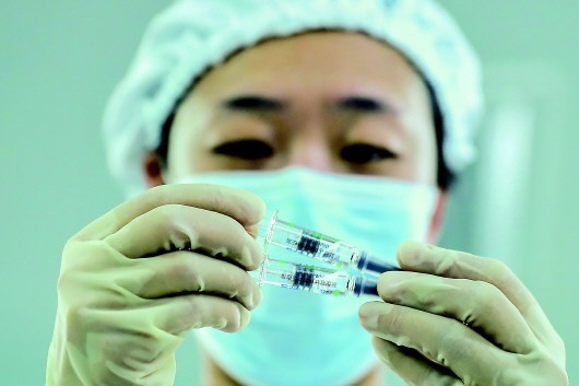 中国新冠疫苗：安全吗？有效吗？够用吗？最早“以身试药”专家回应国产疫苗公众关切