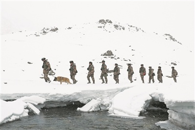 新疆塔吐鲁沟边防连9名新战士首次踏上高原巡逻路——踩实卫国戍边的第一行脚印