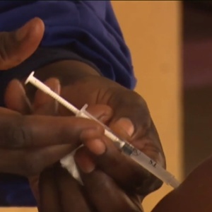 全球连线丨加纳开始大规模新冠疫苗接种