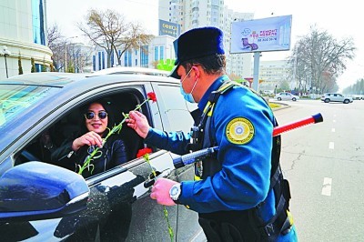 “三八”国际劳动妇女节：乌兹别克斯坦警察给开车的女性赠送鲜花