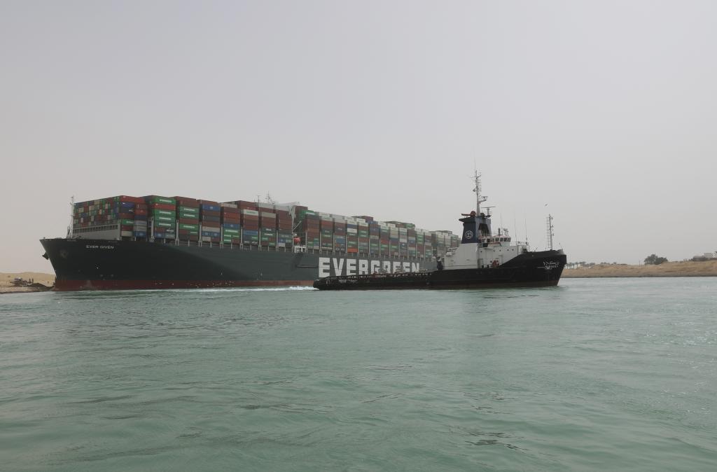 全球连线 | 新华社记者现场探访苏伊士运河搁浅货船 救援或耗时数周