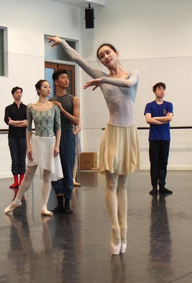 4月26日,上海芭蕾舞团演员排练原创芭蕾舞剧《宝塔山》.