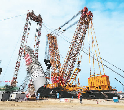 广东石化4606吨抽余液塔成功安装——“大国重器”刷新塔器吊装纪录