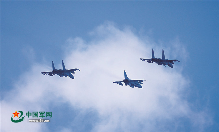 鏖战急——南部战区空军某基地实战化训练影像   5月14日,岭南某机场