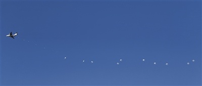 陆空协同 精兵天降——第82集团军某旅联合空降兵某旅开展跳伞训练影像