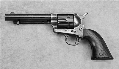 1835年，通过观察轮船舵轮，塞缪尔·柯尔特创造性地在手枪上加装转轮，研发出人类枪械史上第一款M1835式柯尔特转轮手枪——为手枪加装“舵轮”