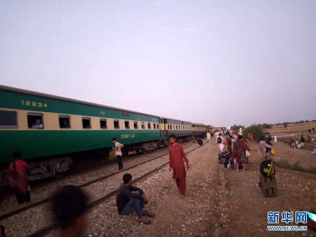 巴基斯坦两列列车相撞致36死70伤