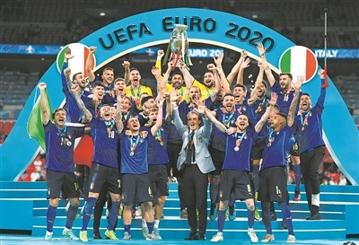 点球战胜英格兰队，意大利队时隔53年再夺欧洲杯——从困境走向胜利