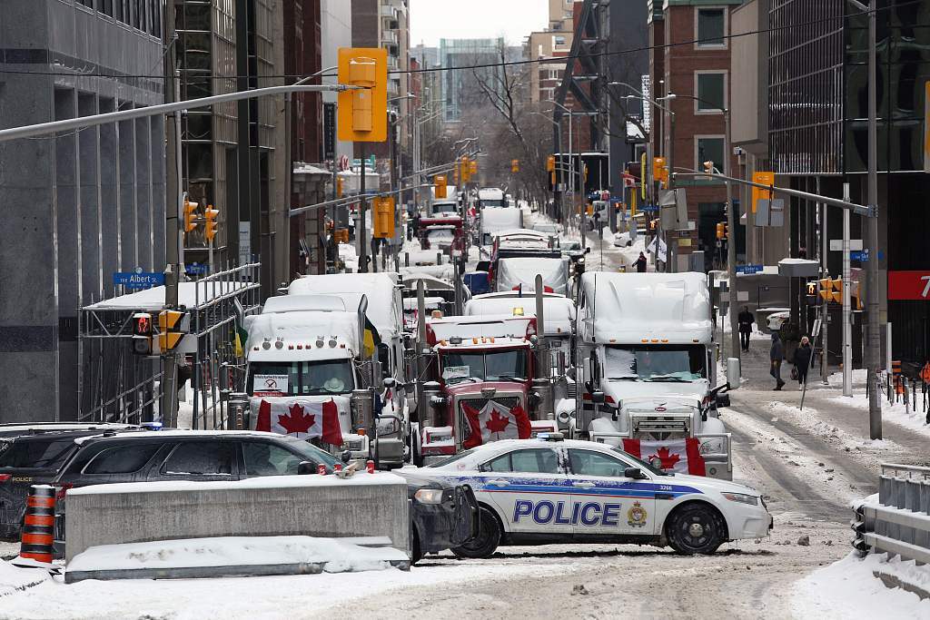 渥太华市中心“失控”，加拿大上演美“攻占国会”式骚乱？