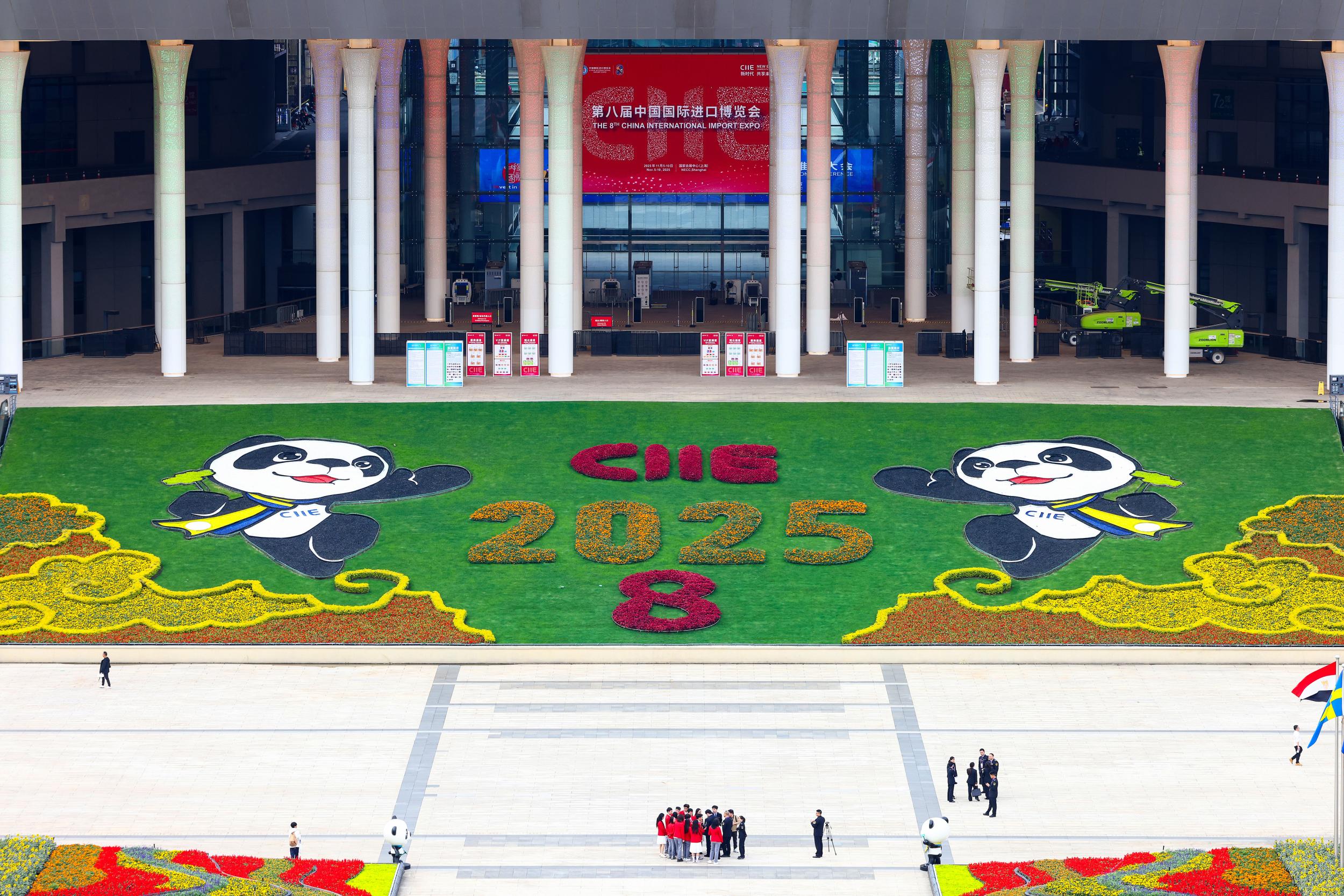 2025年10月31日,上海国家会展中心,第八届中国国际进口博览会南广场花团锦簇。