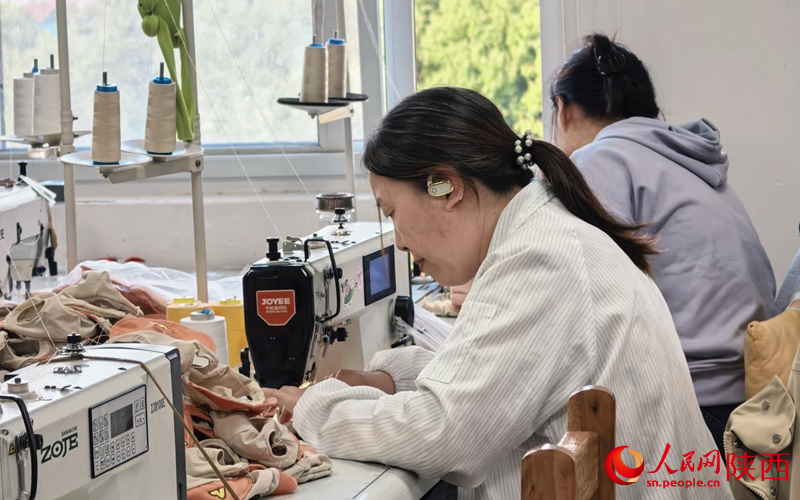 生产车间内,工人正在制作毛绒玩具。人民网记者 贾凯璐摄