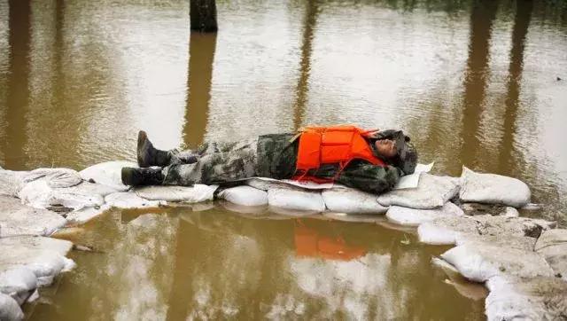 地为床天为被,军人的“睡功”你服不服?