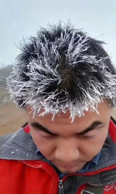 除了"冰花男孩",他们也在风雪中"白了头"_云南网