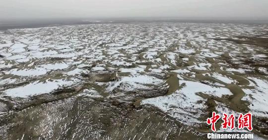 航拍塔克拉玛干沙漠雪后美景