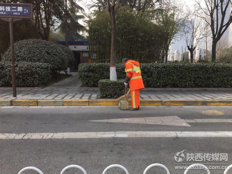 【网络媒体走转改】大年初一坚守在岗位上的“城市美容师”【4】