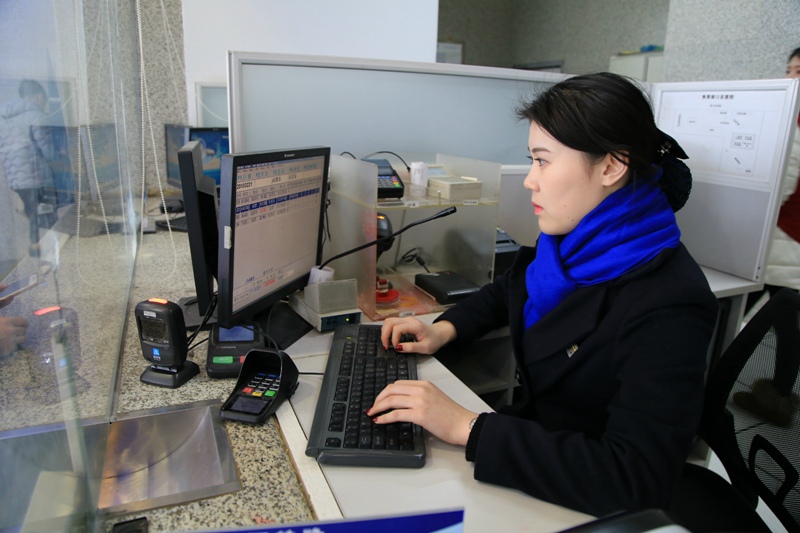 1 售票员为旅客办理车票业务