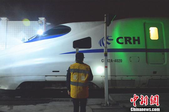 春运中的动车组女子“美容师”：让“铁龙”焕新颜