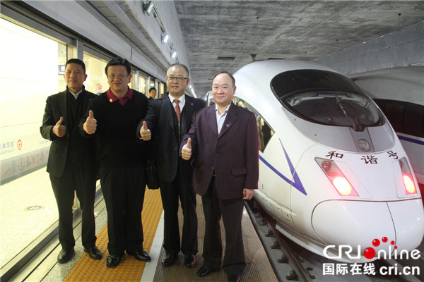 图片默认标题_fororder_图说:港区全国人大代表和政协委员为高铁纷纷点赞(摄影:刘志敏).JPG_副本