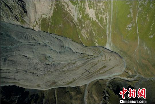 新疆首次冰川摄影科普图片展在乌鲁木齐举行