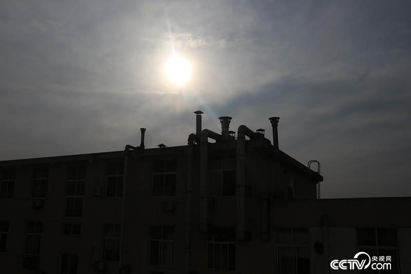 东方锅炉厂一角。(记者何川摄)