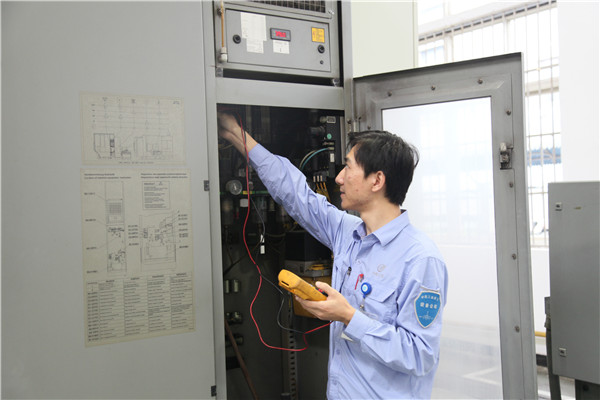 【中国梦 大国工匠篇】国产飞机冲上云霄背后的“螺丝钉”