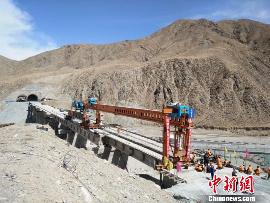 敦格铁路甘肃段桥梁架设完工克服高寒风沙恶劣天气