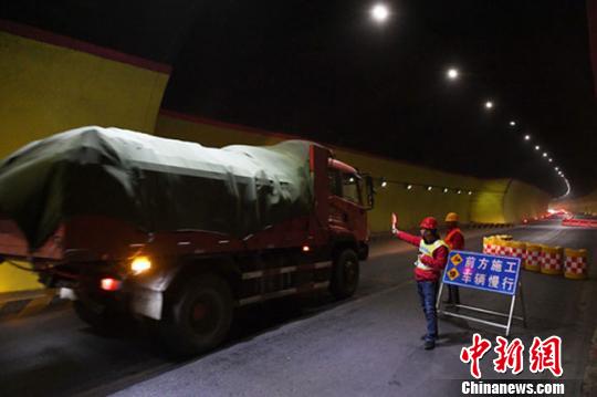 折达公路考勒隧道40米隧段加固维修完工恢复正常通行