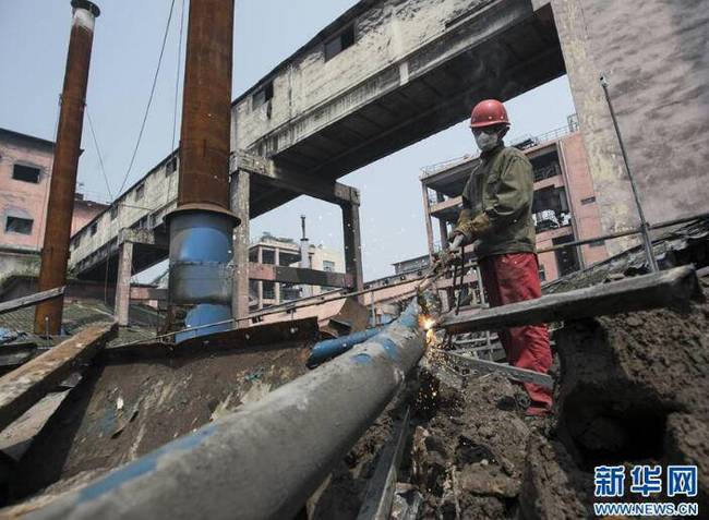4月30日，在湖北香溪化工有限公司宜都分公司拆除现场，工人在进行切割作业。　　“五一”小长假期间，在湖北省宜昌市长江南岸的湖北香溪化工有限公司宜都分公司拆除现场，工人们节日期间坚守岗位，加紧拆除作业。 2017年以来，湖北省宜昌市把修复长江生态放在重要位置，出台了推进化工产业转型升级三年行动规划，决定在2019年底以前，将长江岸线一公里范围内的130多家化工生产装置依法全部“关、停、并、转、搬”，确保一江清水向东流。　　新华社记者 肖艺九 摄