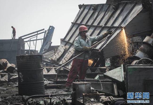 4月30日，在湖北香溪化工有限公司宜都分公司拆除现场，工人在进行切割作业。　　“五一”小长假期间，在湖北省宜昌市长江南岸的湖北香溪化工有限公司宜都分公司拆除现场，工人们节日期间坚守岗位，加紧拆除作业。 2017年以来，湖北省宜昌市把修复长江生态放在重要位置，出台了推进化工产业转型升级三年行动规划，决定在2019年底以前，将长江岸线一公里范围内的130多家化工生产装置依法全部“关、停、并、转、搬”，确保一江清水向东流。　　新华社记者 肖艺九 摄