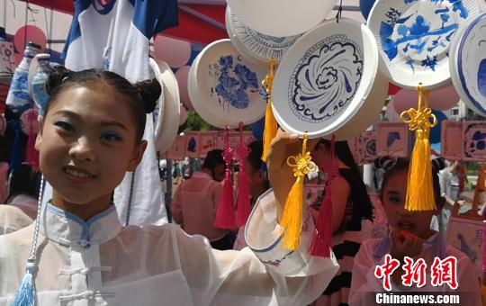 兰州一学校办迷你“文博会”萌娃搭微博物馆展多彩世界