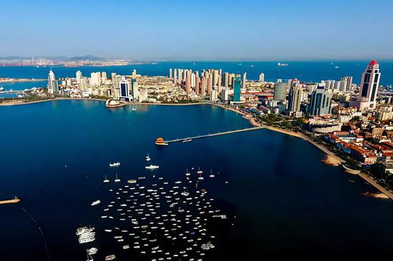 2018年5月4日拍摄的栈桥和青岛湾。新华社记者郭绪雷摄