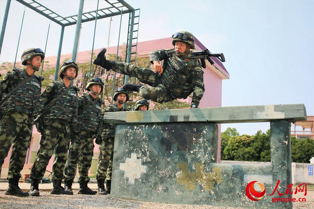 广西北海武警官兵开展强化训练提高打赢本领