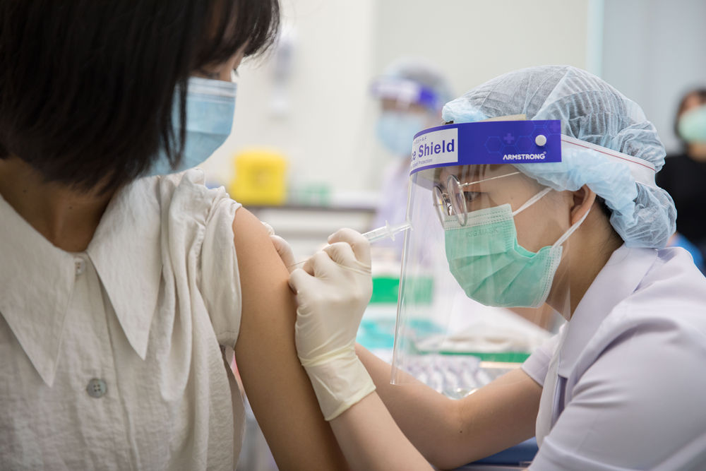 5月20日,医务人员在泰国曼谷邦叻区疫苗接种中心为中国公民接种疫苗