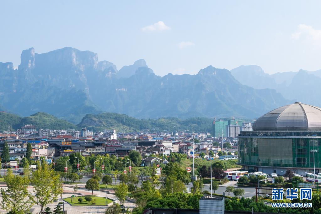 这是8月4日拍摄的张家界市永定区街景,马路上空无一人.