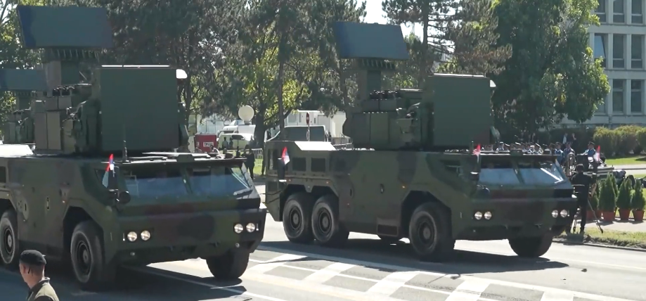 中国导弹亮相塞尔维亚阅兵式！